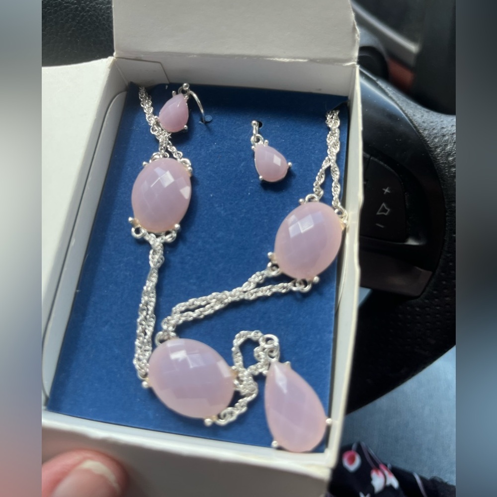vintage Avon lavender necklace and earrings set.  Beautiful 💜Elegant Silver